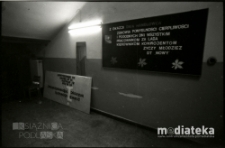 Korytarz szkolny, ozdoby z okazji dnia handlowca, Białystok, druga połowa lat 70. XX w., fot. ze zbiorów Andrzeja Trzcińskiego