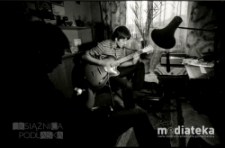 Chłopak grający na gitarze, wnętrze mieszkalne, Białystok, druga połowa lat 70. XX w., fot. ze zbiorów Andrzeja Trzcińskiego