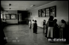 Korytarz szkolny, Szkoła Podstawowa nr 25 im. Janusza Kusocińskiego, ul. Zwierzyniecka 9a, Białystok, druga połowa lat 70. XX w., fot. ze zbiorów Andrzeja Trzcińskiego