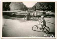 Dziewczynka na rowerze, Park Planty, Białystok, 1965 r.