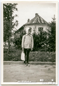 Dziewczynka przed budynkiem Uniwersytetu Medycznego, ul. Adama Mickiewicza 2B, Białystok, 1966 r.