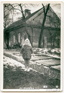 Portret dziewczynki przed domem, ul. Adama Mickiewicza 2C, Białystok, 1966 r.