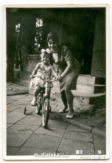 Nauka jazdy na rowerze, ul. Mickiewicza 2C, Białystok, 1965 r.