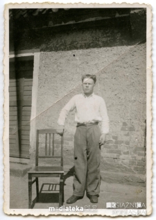 Polski więzień, w tle spichlerz, w którym pracował, okolice Działdowa, 16 lipca 1948 r.