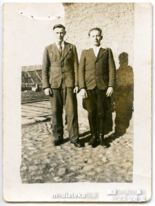 Polscy więźniowie, w tle spichlerz, w którym pracowali, Niemcy, okolice Johannesburga, 18 lipca 1944 r.