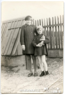 Zdjęcie rodzinne przy studni, ulica Ciołkowskiego 175, Białystok, ok. 1965 r.