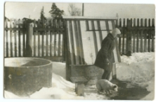 Dziewczynka z pieskiem przy studni, ulica Ciołkowskiego 175, Białystok, ok. 1965 r.