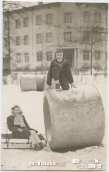 Dzieci w parku na sankach, Park Planty, Białystok - lata 50. XX w.