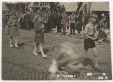 Poch&oacute;d pierwszomajowy dzieci ze Szkoły Podstawowej nr 1, Rynek Kościuszki, Białystok - lata 50. XX w.
