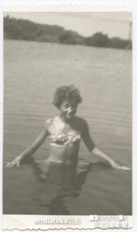 Portret Ireny Michalczuk w jeziorze, Stabłowice, Wrocław (woj. dolnośląskie), lata 70. XX w.