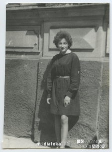 Portret Ireny Michalczuk przed budynkiem Technikum Ekonomicznego, ul. Warszawska 63, 1968-69 r.