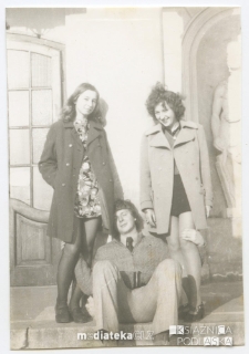 Irena Michalczuk z koleżanką i kolegą przed Pałacem Branickich od strony ogrod&oacute;w, ul. Jana Kilińskiego 1, Białystok - początek lat 70. XX w.