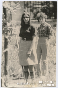 Irena Michalczuk z koleżanką w czasie czynu społecznego, Ogród Angielski Pałacu Branickich, Białystok - lata 60., 70. XX w.