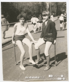 Irena Michalczuk z koleżanką na bieżni Stadionu lekkoatletycznego, ul. 11 listopada 28, Białystok - lata 60., 70. XX w.