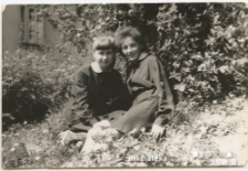 Portret Ireny Michalczuk z koleżanką przed Technikum Ekonomicznym, ul. Warszawska, Białystok - lata 60., 70. XX w.