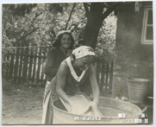 Irena Michalczuk z ciocią przed domem, Trześcianka (woj. podlaskie), 1969 r.