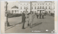 Irena Michalczuk z koleżanką w Ogrodzie Francuskim Pałacu Branickich, ul. Jana Kilińskiego 1, Białystok - lata 70. XX w.