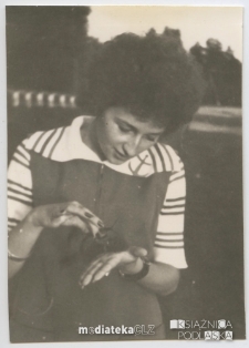 Irena Michalczuk z listkiem na dłoni, Augustów (woj. podlaskie), 14.09.1972