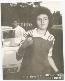 Portret Ireny Michalczuk z mężczyzną wsiadającym do Fiata 125p, Augustów (woj. podlaskie), 14.09.1972