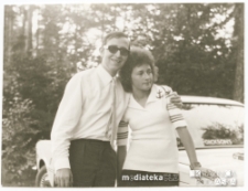 Irena Michalczuk z mężczyzną przy Fiacie 125p, August&oacute;w (woj. podlaskie), 14.09.1972