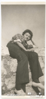 Portret Ireny Michalczuk siedzącej na skale, Kazimierz Dolny (woj. lubelskie), maj 1969 r.