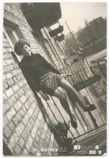 Portret Ireny Michalczuk na balkonie, ul. Proletariacka 9, Białystok - 1969-1970 r.