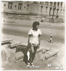 Portret Ireny Michalczuk przed Domem Partii, Plac Uniwersytecki (obecnie Plac N.Z.S.), Białystok - lata 70. XX w.