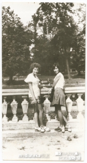 Irena Michalczuk z koleżanką Anią, Ogród Francuski Pałacu Branickich, Białystok - lata 70. XX w.