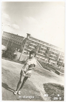 Portret Ireny Michalczuk przed Domem Partii, Plac Uniwersytecki (obecnie Plac N.Z.S.), Białystok - lata 70. XX w.