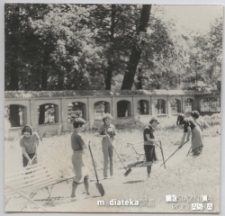 Czyn społeczny Technikum Ekonomicznego w Ogrodzie Angielskim Pałacu Branickich, Białystok - druga połowa lat 60. XX w.