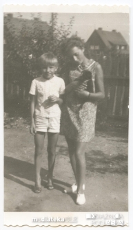 Irena Michalczuk z bratem ciotecznym, Wrocław (woj. dolnośląskie), lata 60. XX w.