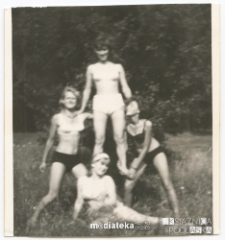 Uczennice Technikum Ekonomicznego na obozie szkolnym, Przewalanka (woj. podlaskie), koniec lat 60. XX w.