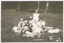 Uczennice Technikum Ekonomicznego na obozie szkolnym, Przewalanka (woj. podlaskie), koniec lat 60. XX w.