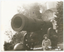 Portret Ireny Michalczuk z armatą „Car Puszka”, Plac soborowy, Moskwa, lata 70. XX w.
