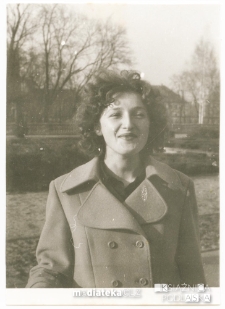 Portret Ireny Michalczuk w Ogrodzie Francuskim Pałacu Branickich, Białystok - lata 70. XX w.