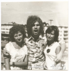 Irena Michalczuk z przyjaci&oacute;łmi, ul. Św. Rocha, Białystok - lata 70. XX w.