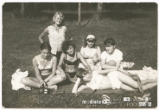 Irena Michalczuk z koleżankami z klasy, Przewalanka (woj. podlaskie), koniec lat 60. XX w.