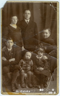 Wacława Rusinowicz z mężem i dziećmi, ul. Sienkiewicza 24, Białystok, lata 30. XX w. Fot. Zakład Fotograficzny Chemija Talińskiego
