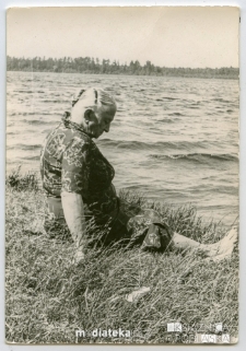 Portret Wacławy Rusinowicz nad brzegiem jeziora, lata 70. XX w.