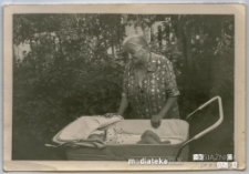Wacława Rusinowicz z dzieckiem w wózku, Białystok, lata 70. XX w.