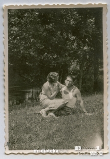 Czesław i Halina Kuczyńscy nad rzeką, lata 50. XX w.