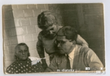 Halina, Czesław Kuczyńscy i Wacława Rusinowicz w domu, Białystok, lata 70. XX w.