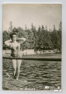 Halina Kuczyńska nad jeziorem, lata 60 XX w.