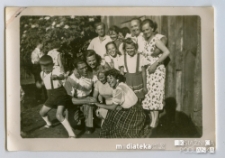 Portret rodzinny w ogrodzie, Białystok, lata 50. XX w.