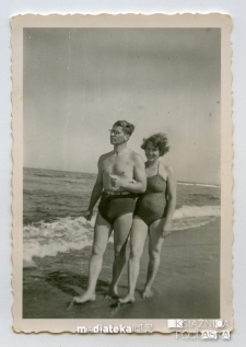 Halina i Czesław Kuczyńscy nad morzem, lata 60. XX w.