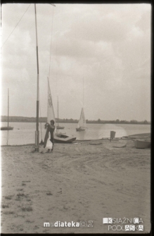 Wciąganie flagi na maszt podczas kursu żeglarskiego dla dzieci i młodzieży na Stawach Dojlidzkich, Białystok, lata 60. 70. XX w.
