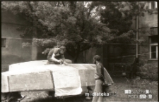 Budowa jachtu, ul. Starobojarska 18, Białystok, 1975 r.