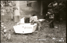 Praca przy jachcie, ul. Starobojarska 18, Białystok, 1975 r.
