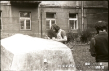 Budowa jachtu, ul. Starobojarska 18, Białystok, 1975 r.