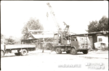 Przenoszenie jachtu na ciężarówkę, lata 70. XX w.